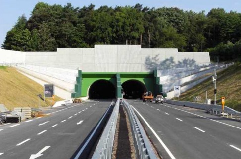 Kierownik budowy w latach 2004-2006 na budowie tunelu Dortmund Berghofen B236, Niemcy